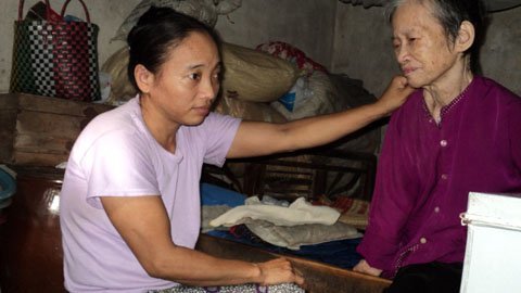 Con què chăm mẹ liệt giường