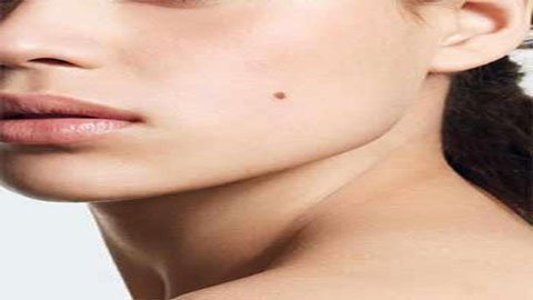 Giới trẻ mê mẩn với mốt phun nốt ruồi son