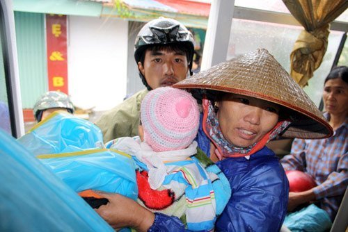 Ảnh: Sơ tán dân khẩn cấp trước khi bão về