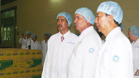 Thứ trưởng Bộ Nông nghiệp Mỹ thăm nhà máy sữa Vinamilk