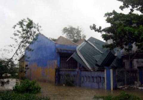 Hàng trăm ngôi nhà tốc mái do lốc xoáy