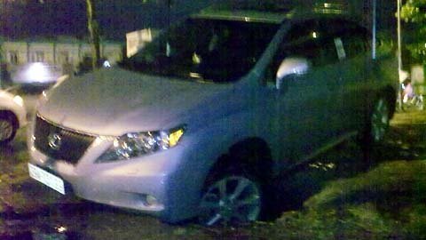 Hà Nội: Ôtô Lexus sập 'bẫy hố ga' trong mưa