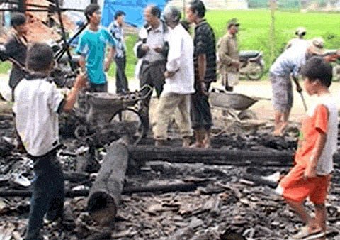 Trữ xăng bán lẻ, nhà cửa và hàng hoá bị thiêu rụi