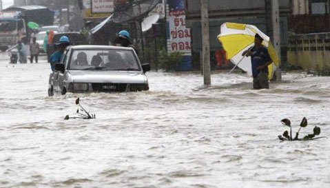 Thủ tướng Thái lệnh 12 bộ trưởng trắng đêm nơi lũ lụt