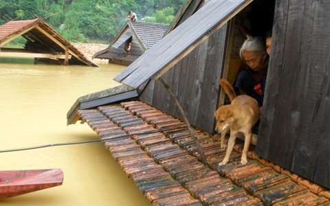 Lũ lên nhanh, hàng ngàn người dân bị cô lập