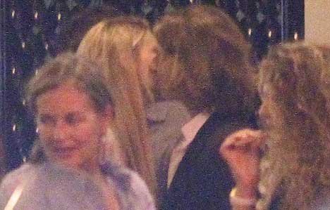 Quý tử của TT Sarkozy bên người mẫu đồ lót