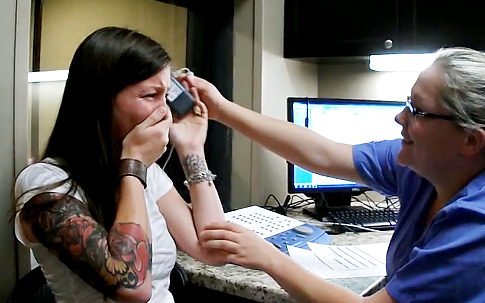 Cô gái khiếm thính lần đầu nghe được giọng nói của chính mình