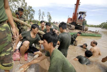 Hình ảnh đối lập về các ‘ông huyện’ lúc bão lũ