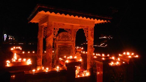 Nến bừng sáng tại Khu di tích nhà tù Lao Bảo