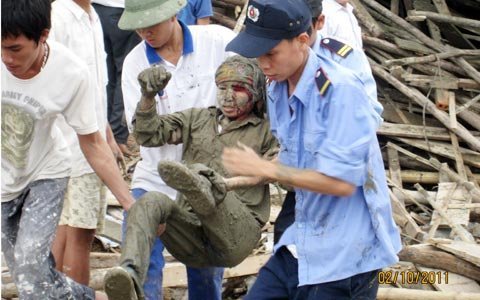 Bới bê tông tìm nạn nhân vụ sập giàn giáo