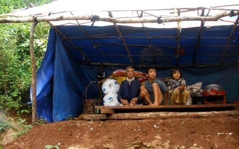 Dân rốn lũ ngồi trên nóc nhà chờ… cứu trợ