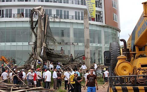 Nạn nhân thoát chết kể vụ sập sảnh khách sạn