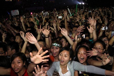 Fan nữ khóc như mưa vì Westlife