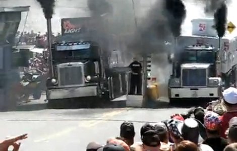 Nghẹt thở với đua xe đầu kéo