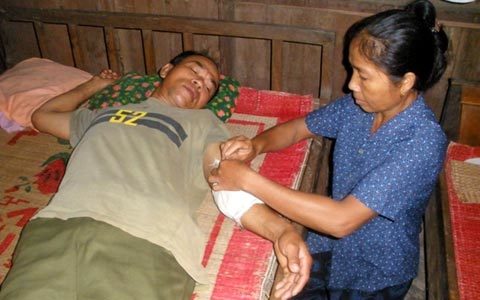 Gặp người bị thương khi giúp dân chạy lũ