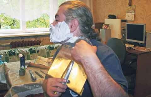 Người đàn ông nghiện cạo râu bằng xẻng