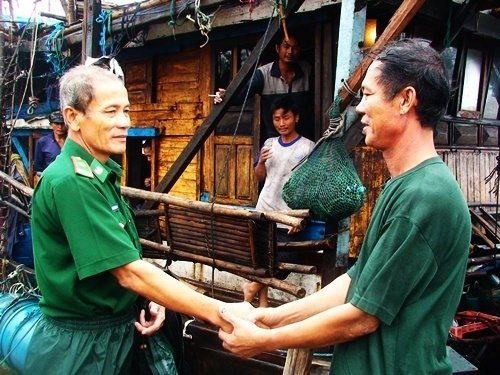 Cứu thoát 10 ngư dân gặp nạn trong bão