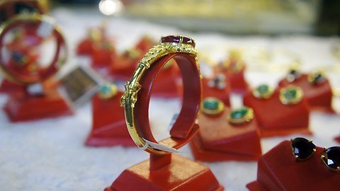 Vàng vượt 45 triệu, dân nháo nhào mua bán