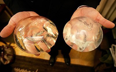 Thoát chết nhờ ngực giả