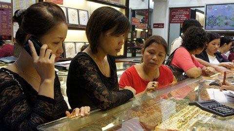 Vàng tụt sát 44 triệu, ngân hàng tăng tỷ giá