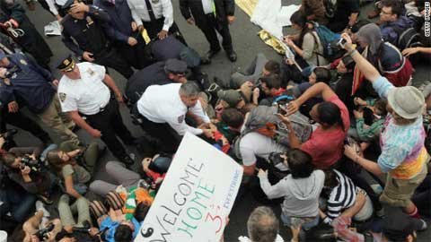 Hình ảnh biểu tình từ Phố Wall lan khắp Mỹ