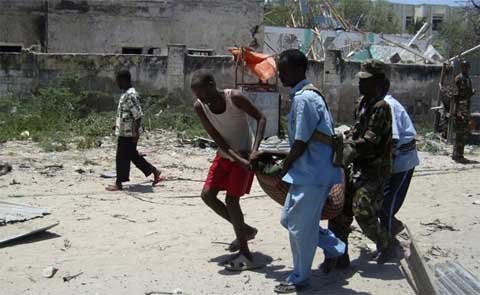 Xác người đầy đường trong vụ đánh bom Somalia