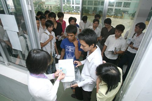 Ra đề bài tuyển sinh cho các trường