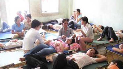 Gần 200 công nhân đi cấp cứu sau bữa trưa