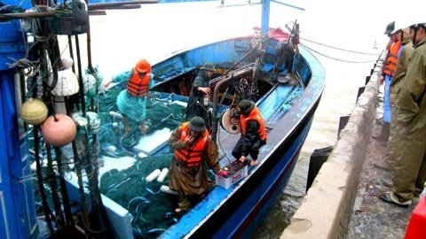 Giải cứu 2 tàu gặp nạn sắp chìm trên biển