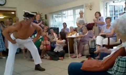 Bà lão 100 tuổi mời trai nhảy tới mừng sinh nhật