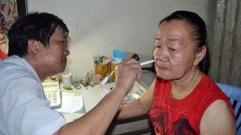 Cô gái bị biến thành bà lão đang chọn bệnh viện