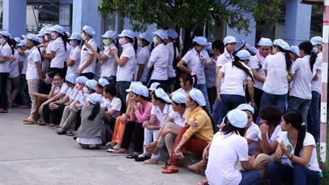 Hàng trăm công nhân đình công đòi tăng lương