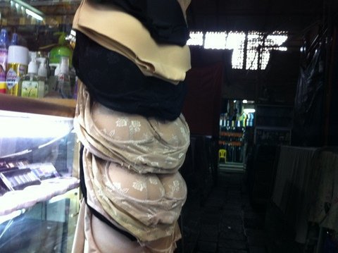 Quý bà 'độn mông', quý ông 'độn của quý'