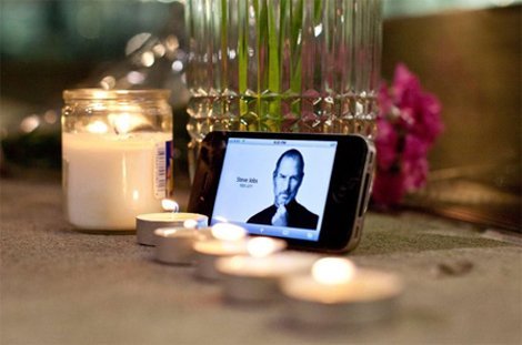 Nến, hoa và những giọt nước mắt... dành cho Steve Jobs