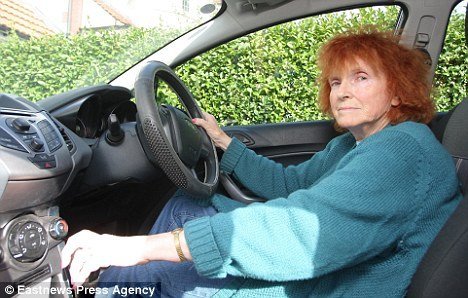 Cảnh sát Anh mướt mồ hôi rượt đuổi bà lão 76