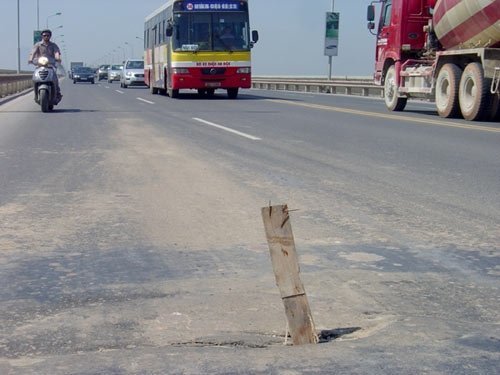 Bộ trưởng GTVT:  Mặt cầu Thăng Long phải sửa!