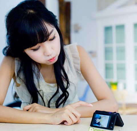 Hotgirl làm dáng bên máy ảnh Samsung