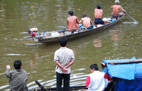 Nam thanh niên nhảy cầu tự tử lúc nửa đêm