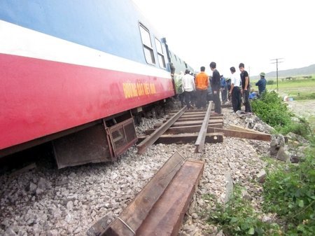 Tàu hoả gặp nạn, 7 toa trật khỏi đường ray