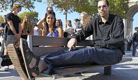 Gặp người có đôi bàn chân to nhất thế giới