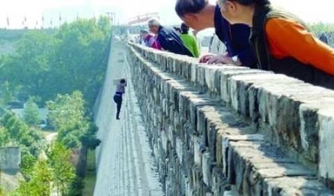 Thót tim cảnh liều mạng trèo tường để trốn vé