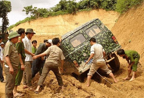 Sạt lở đe dọa hàng trăm hộ dân