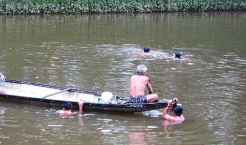 Chuyện người “lặn ma” ở đáy sông