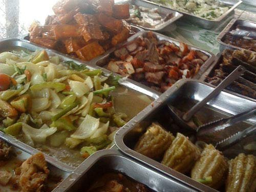 Ớn lạnh cơm giá rẻ ở làng sinh viên