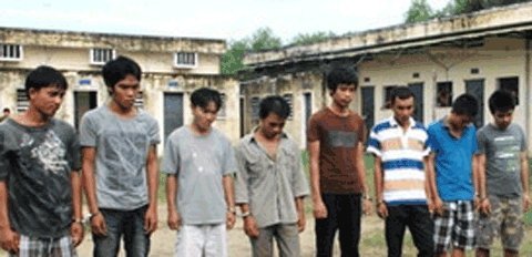 Lên cơn, con nghiện 'đại náo' thành phố