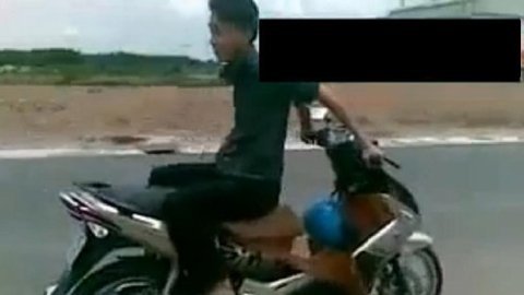 Hãi hùng clip thanh niên ngồi ngược lái xe bằng 'lưng'