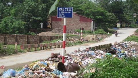 Thiếu nơi đổ rác, chết một cây cầu