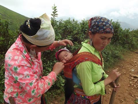 Pha căng thẳng trong chăn cùng con gái tạo bản
