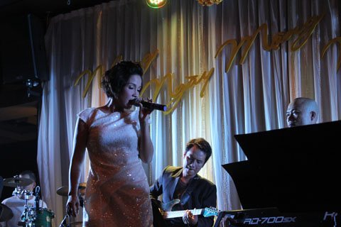 Quá hạnh phúc, Mỹ Linh tung toàn 