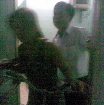 Phát hiện thẩm phán vào nhà nghỉ với vợ lái xe ôm